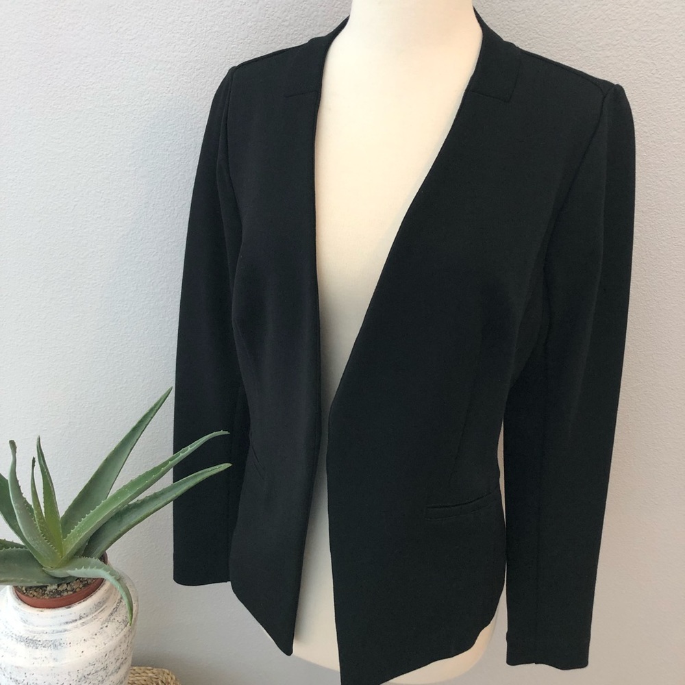 Black shawl-less blazer